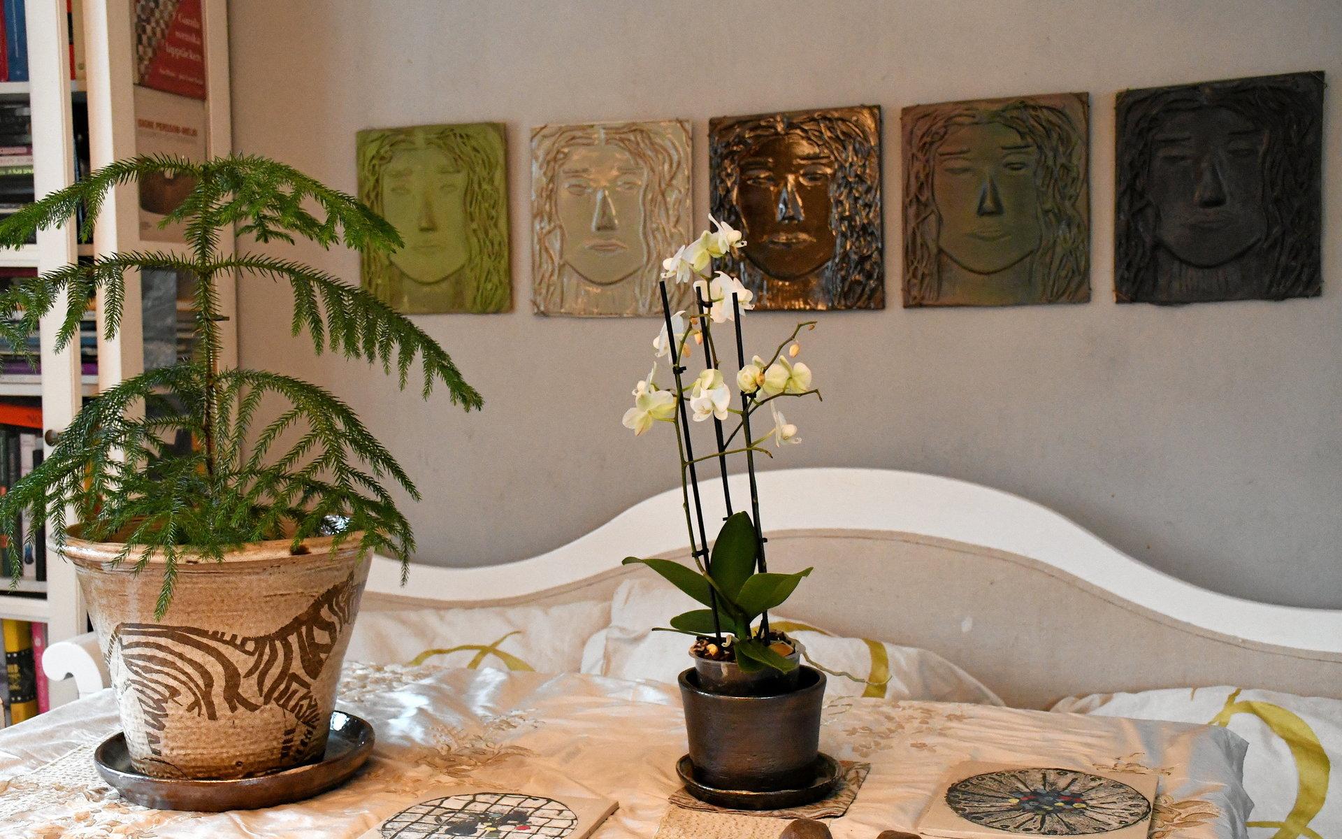 Både krukan och tavlorna på väggen är tillverkade av Eva-Lena.