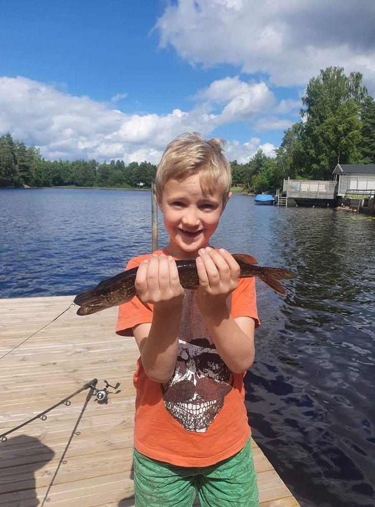 En lycklig och stolt Winston som hade fiskelycka på sin första fisketur på sommarlovet.