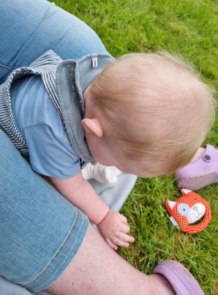 Här sitter Emil  8 månader och känner på gräset för första gången på nationaldagen. Vi vill önska alla en trevlig och underbar sommar. 