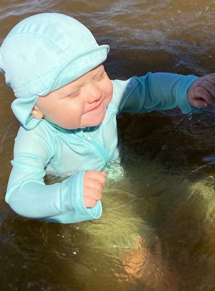 Barnbarnet Milton 9 månader njuter av sitt första dopp.