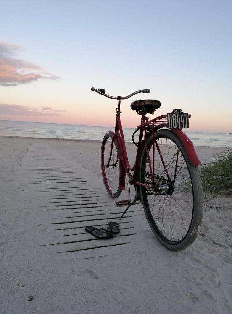 Annelie tar cykeln till stranden.