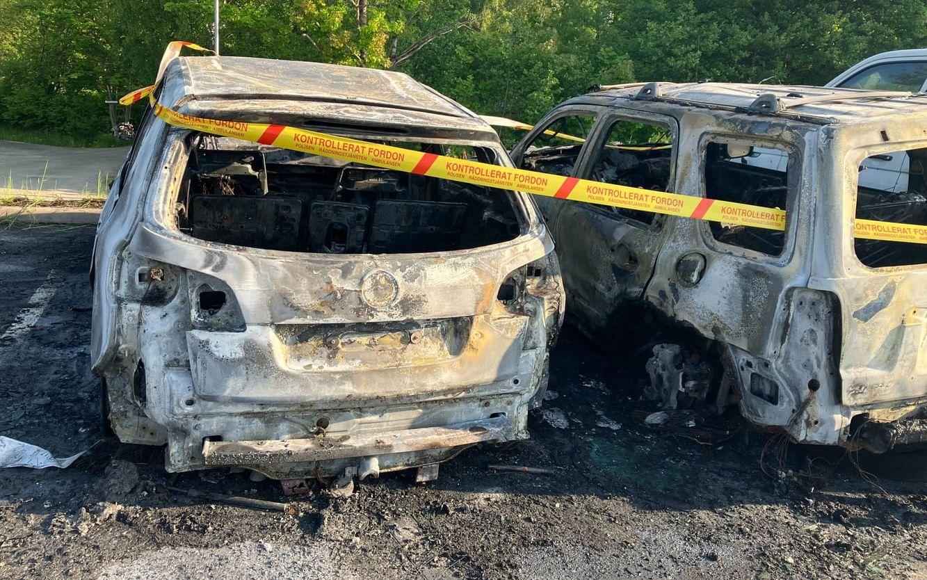 När räddningstjänsten kom till platsen hade branden spridit sig till ytterligare två bilar.