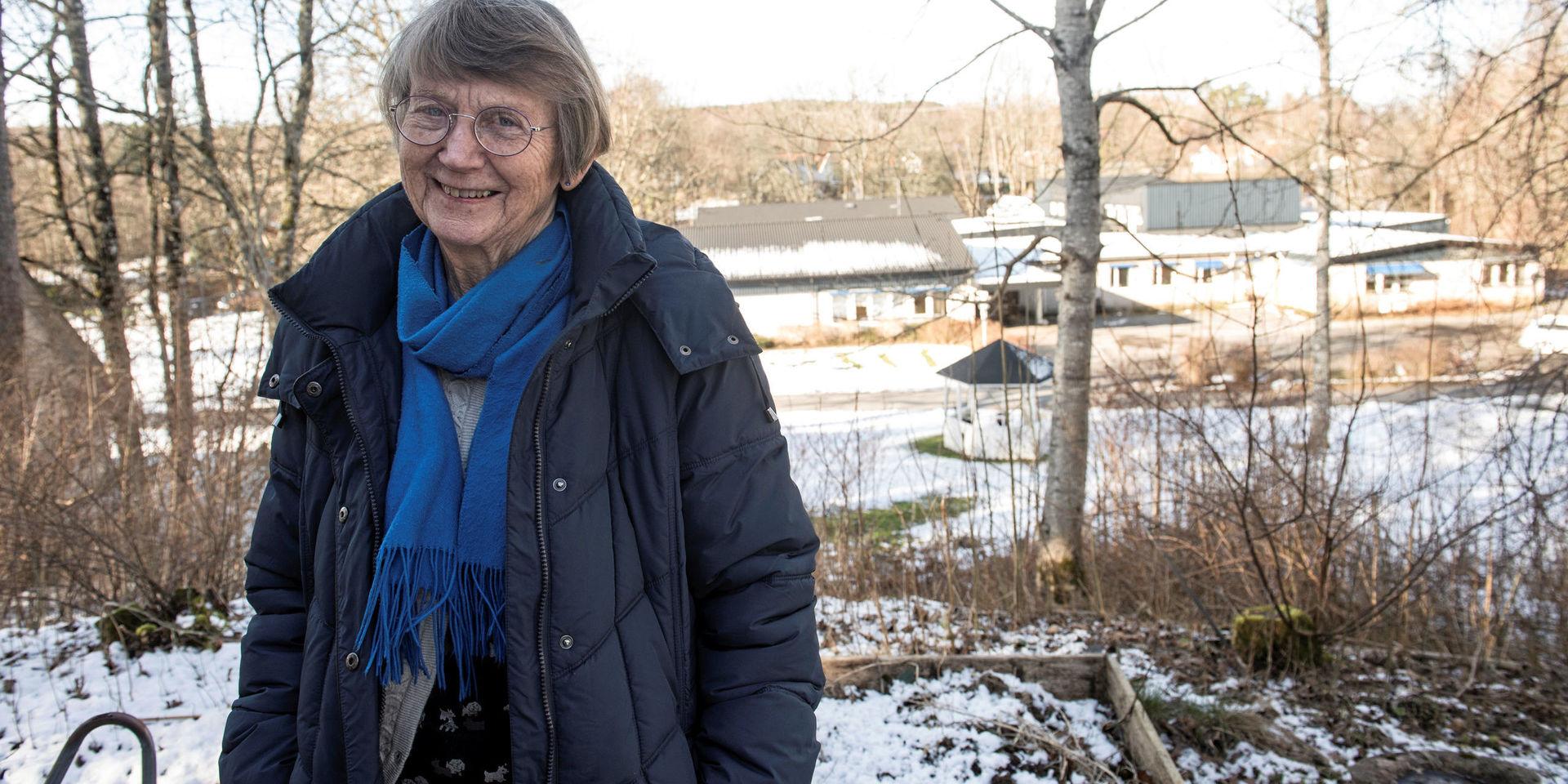Utsikten från trädgården är Hjälmareds folkhögskola dit Ann-Sofi kom som ung och grön lärare 1964. Och fortfarande blir hon inkallad som vikarie.