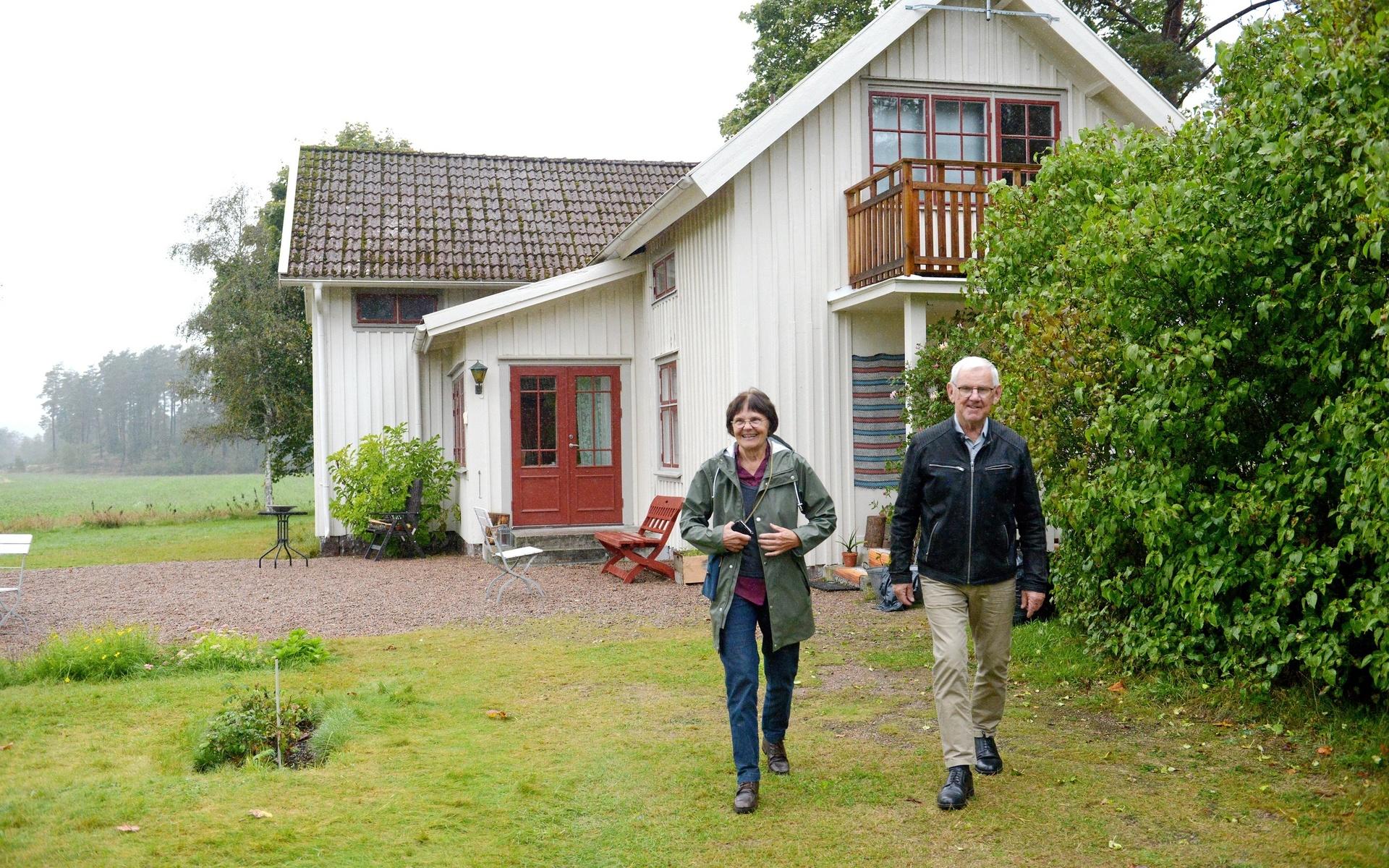 Monica och Morgan Svanängen bor i Jönköping men har kvar Lunnahult i Östadkulle som sommarhus. ”Why not?”, tänkte Morgan när Film i Väst ville hyra gården.