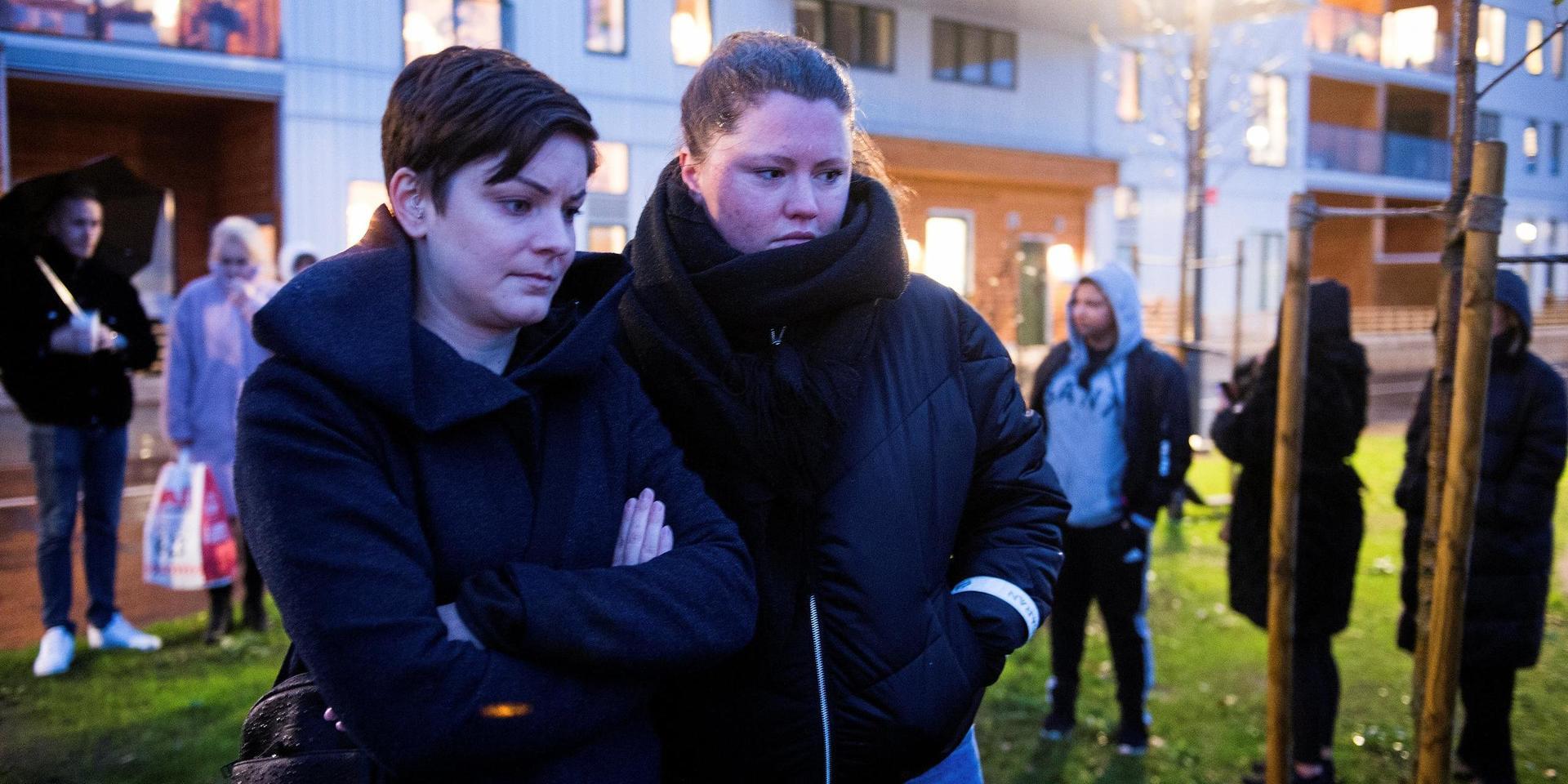 Hanna Pedersen (till höger) stod 26-åringen nära för några år sedan och minns honom som supersnäll, ödmjuk och rolig. Helen Håkansson följde med till minnesstunden som stöd.