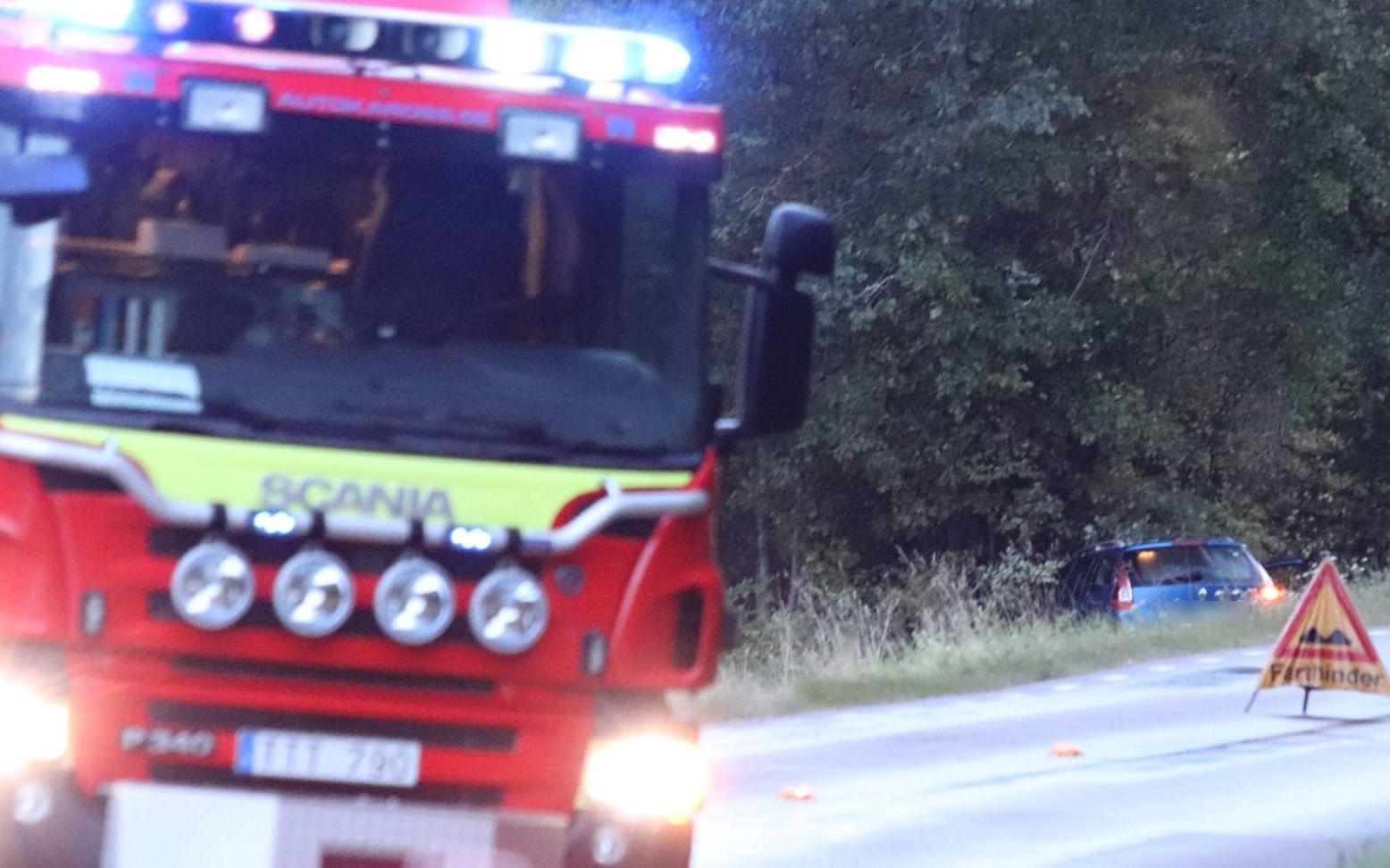 En personbil körde ned i ett dike och in i ett träd på Glasbruksvägen utanför Fåglavik i Herrljunga under fredagskvällen.