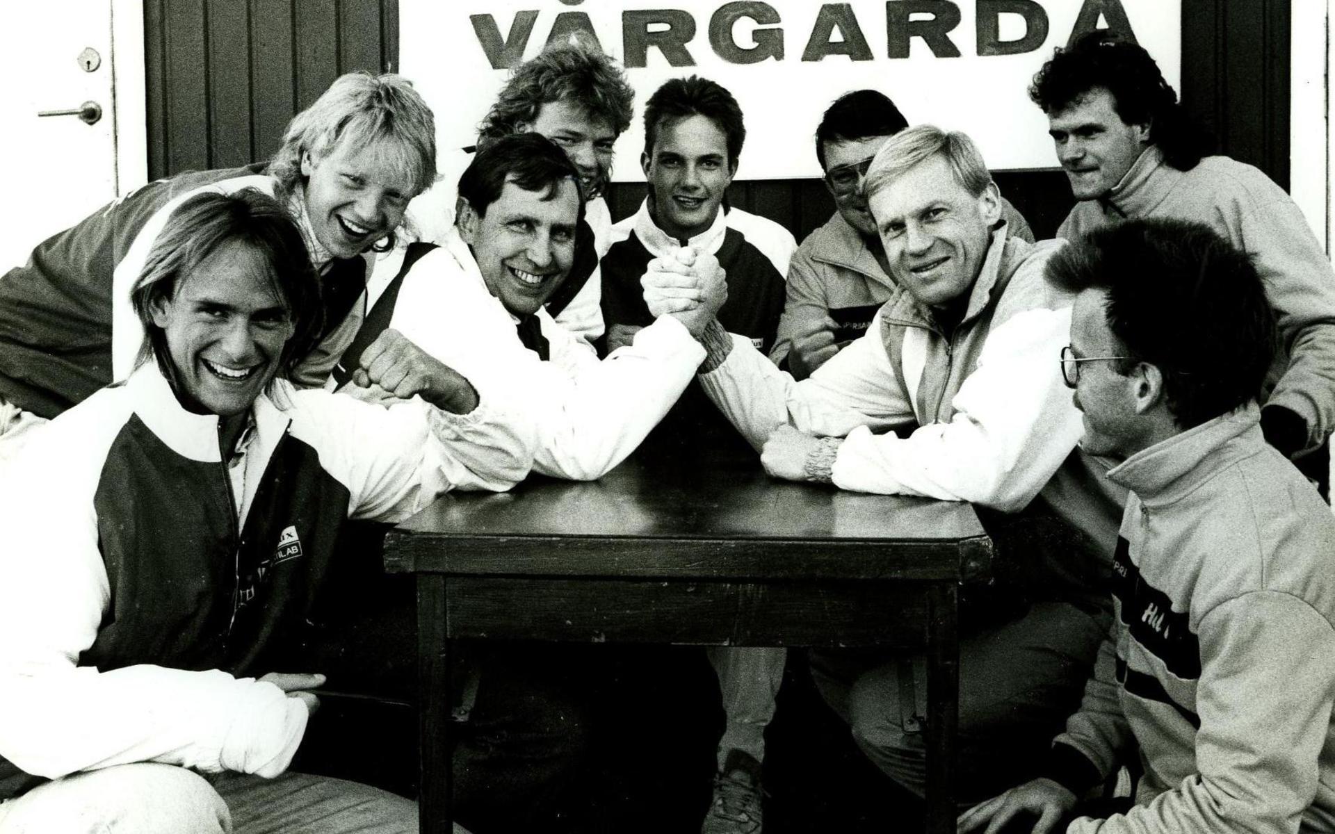 Vårgårda och Hol gör upp i armbrytning inför ett hett derby lagen emellan. Arne Johansson och Pelle Sjöstrand tar fighten.