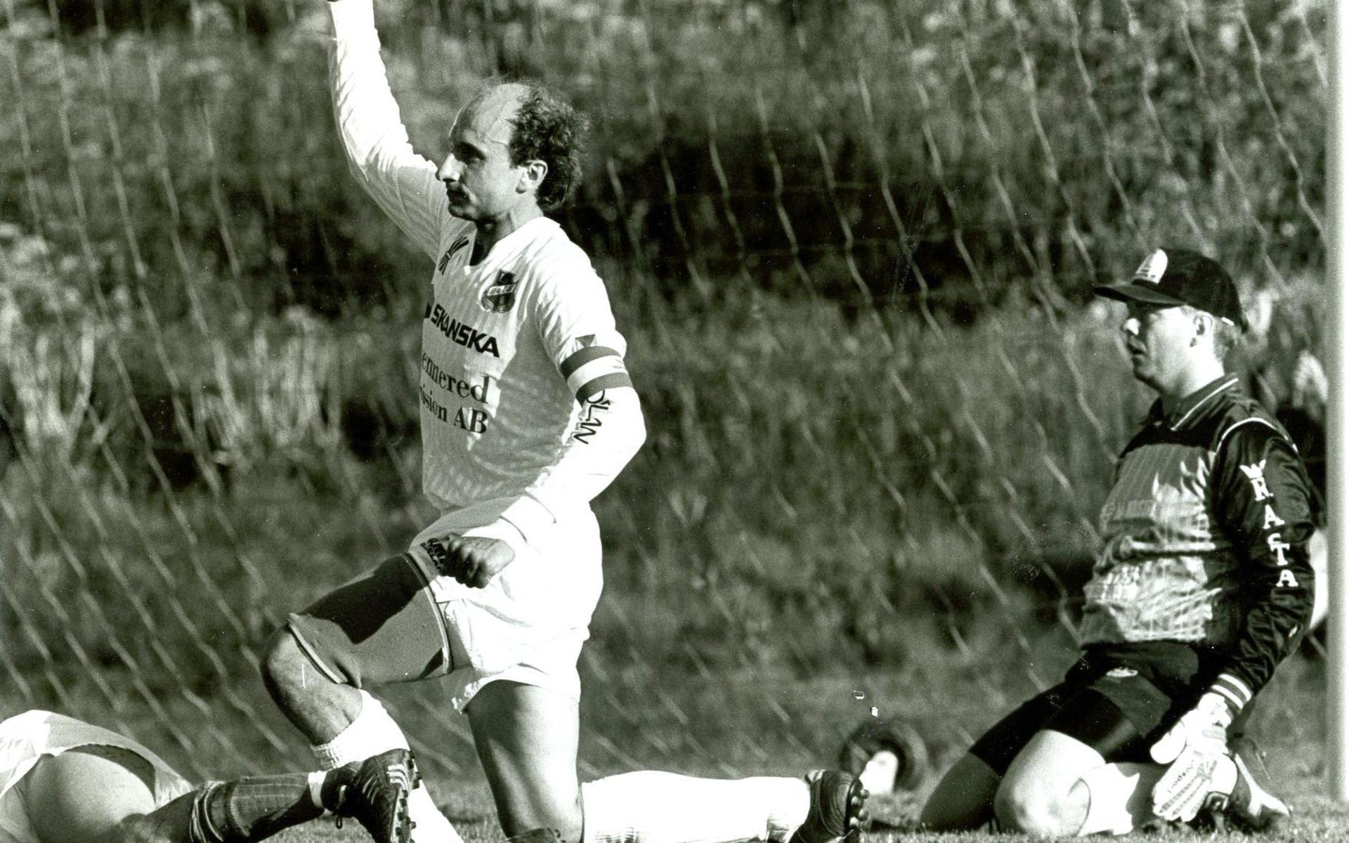 Kjell Sultan, en legend inom den lokala fotbollen, firar ett av sina mål. 