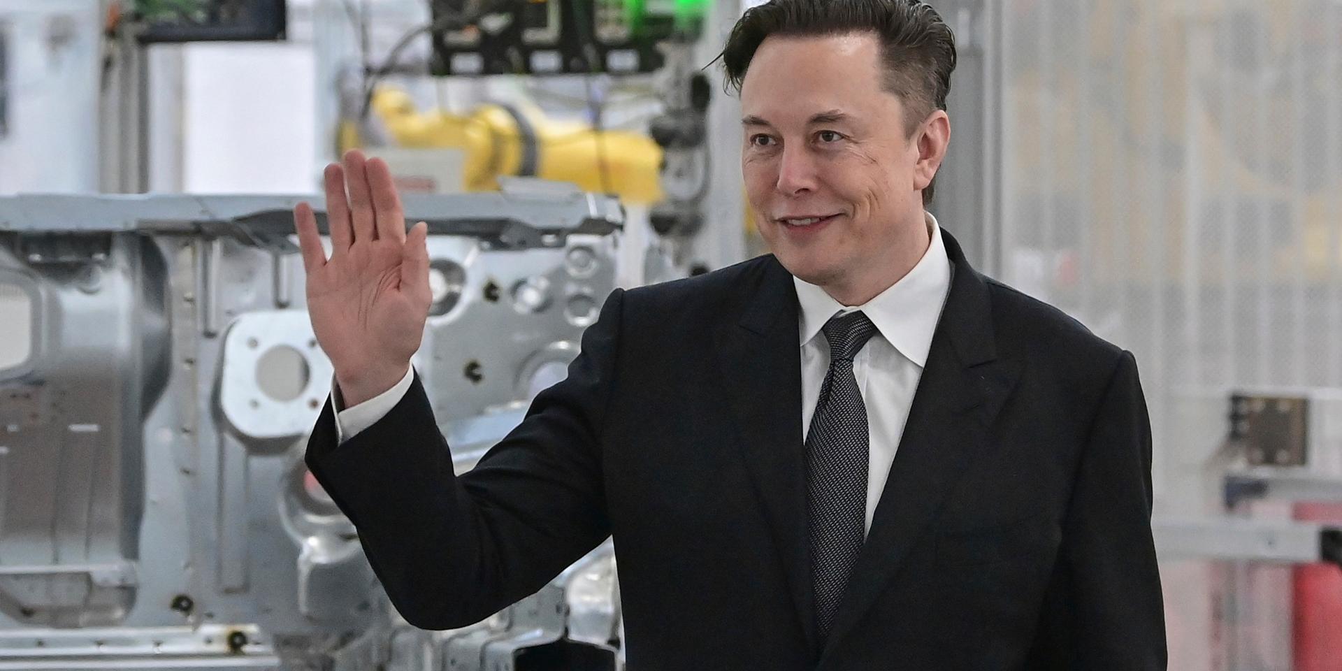 Elon Musk har inte släppt tanken på självkörande taxibilar.