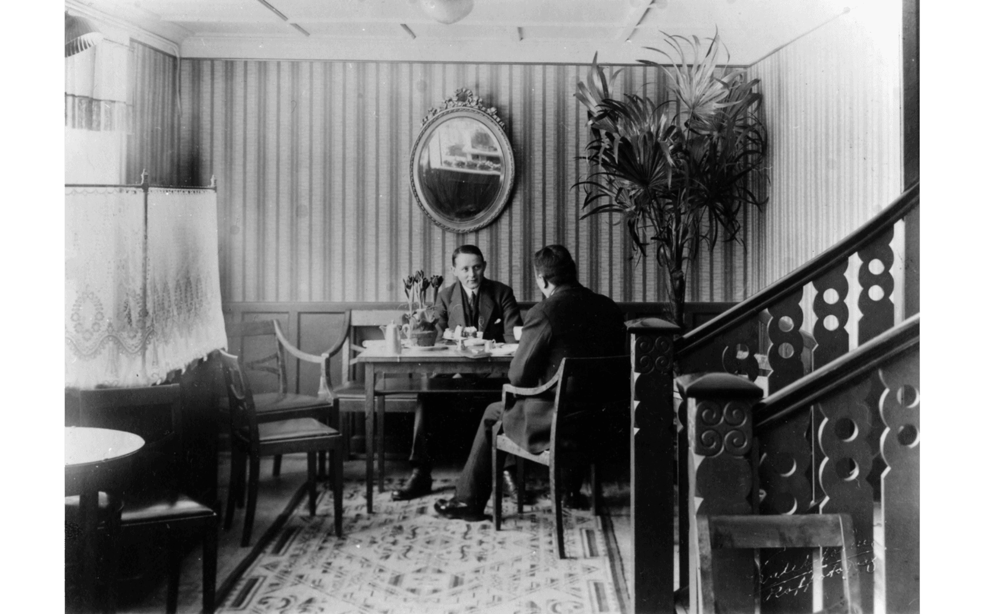 Ljungblads konditori på Kungsgatan, kvarter Hjorten 3. Servering även på andra våningen och ute i trädgården. Två män sitter och dricker kaffe och äter. Fotografering - 1926 