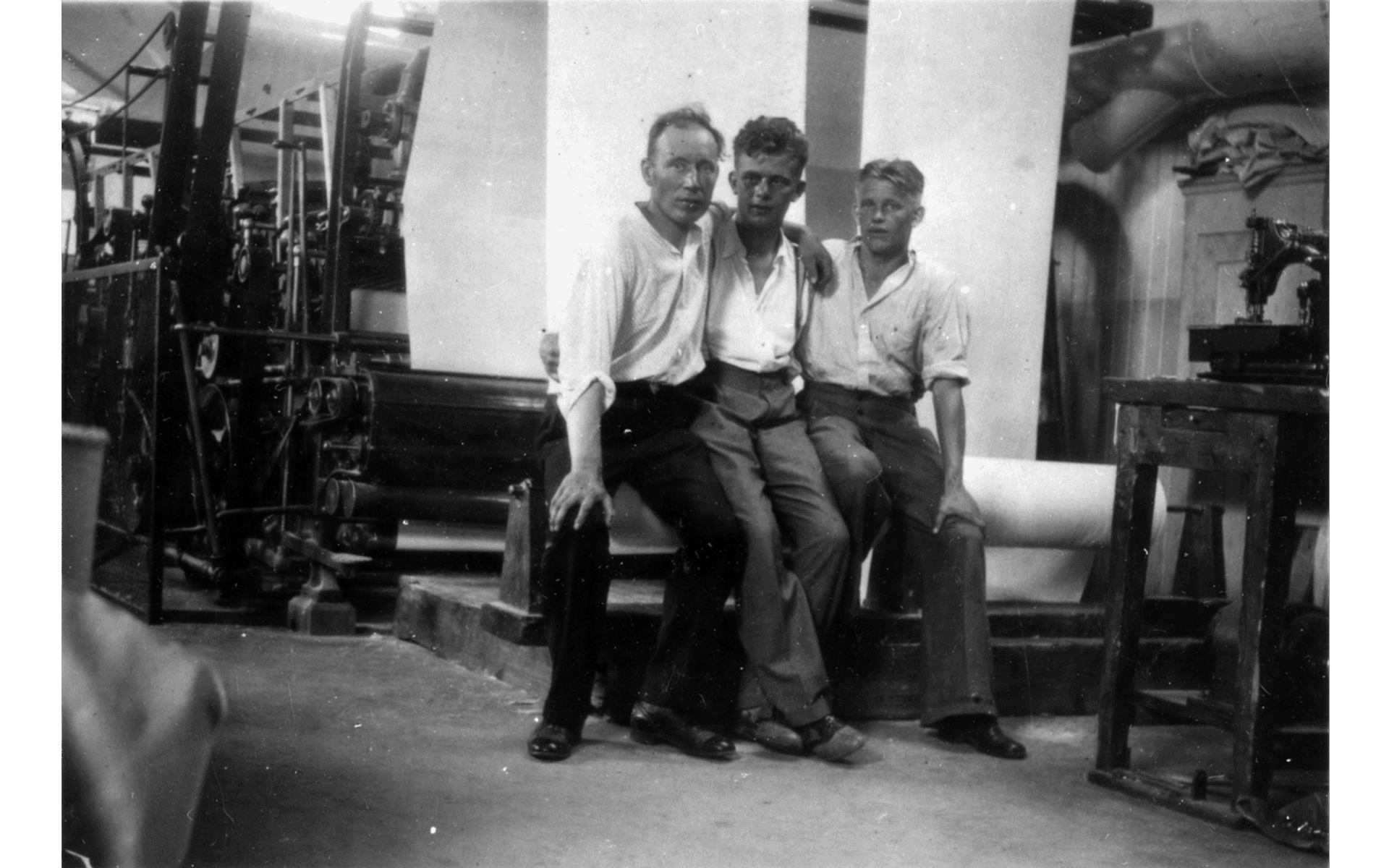 Alingsås bomullsväveri AB. Vid skärmaskinen på synavdelningen sitter (från vänster): Anton Larsson, Gustaf Zehlin, Nils Zehlin. Fotografering - 1925-1930.