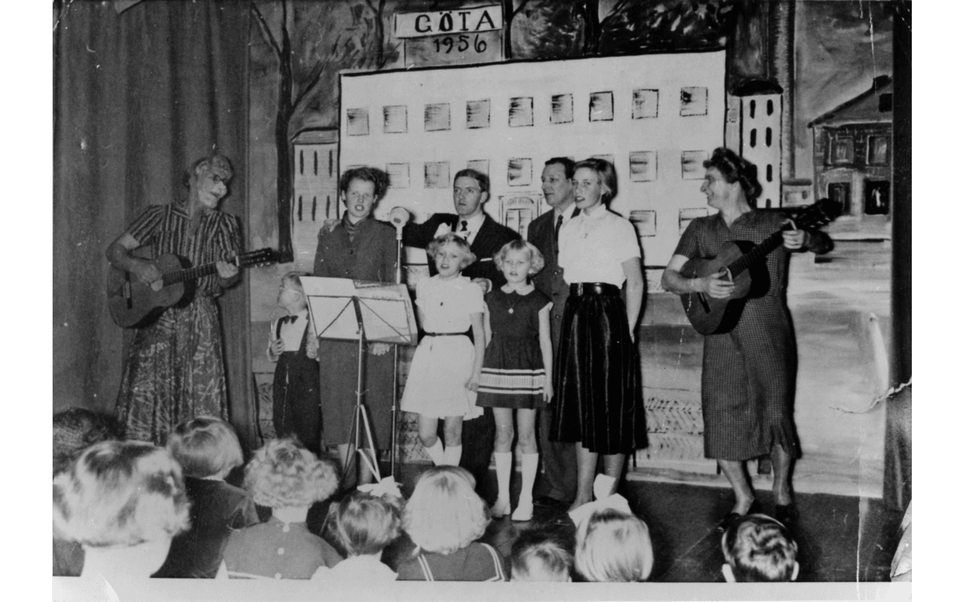 Bild på ett sånguppträdande på personalfest vid Nya Läderfabriken AB Göta. Fotografering - 1956
