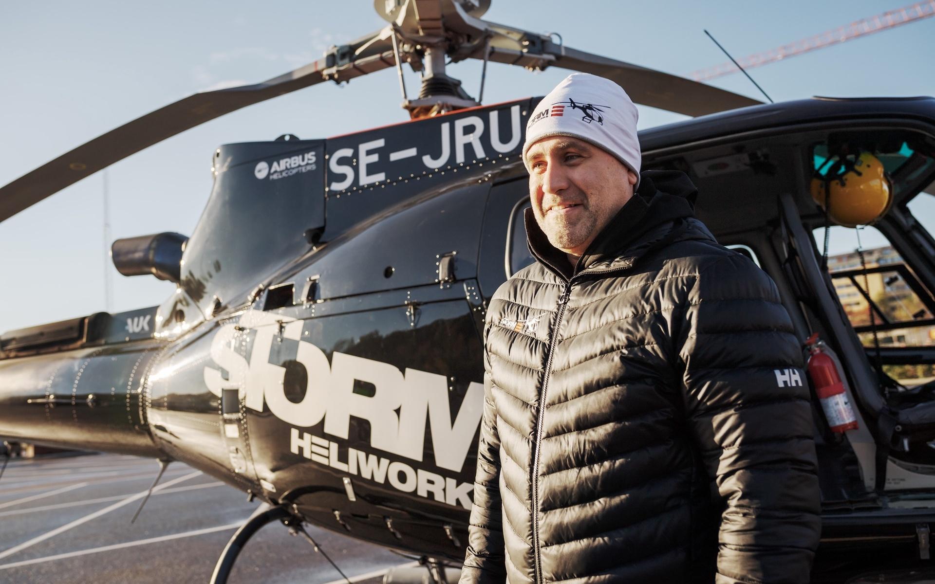 Helikopterpiloten Sebastian Holst ansvarar för att flyga upp stjärnan till toppen av Lisebergstornet.
