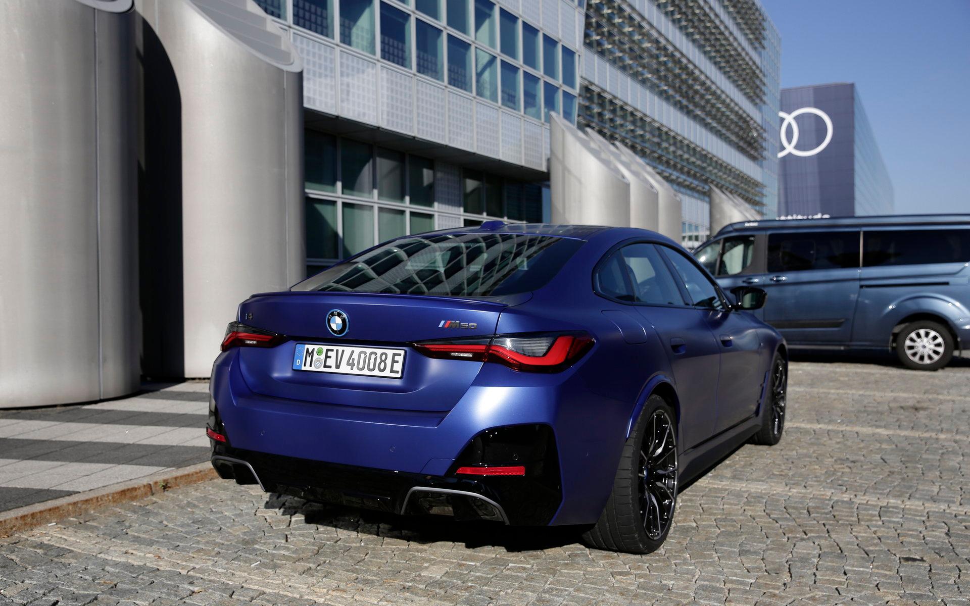 BMW i4 gör 0-100 på 3,9 sekunder. Det finns även en boostknapp som ger 50 kilowatt extra under 10 sekunder.