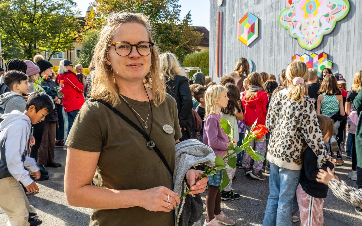 Annelie Göransson, slöjdlärare på Lendahlsskolann hyllar Saadia för sin insats och sin relation med eleverna.