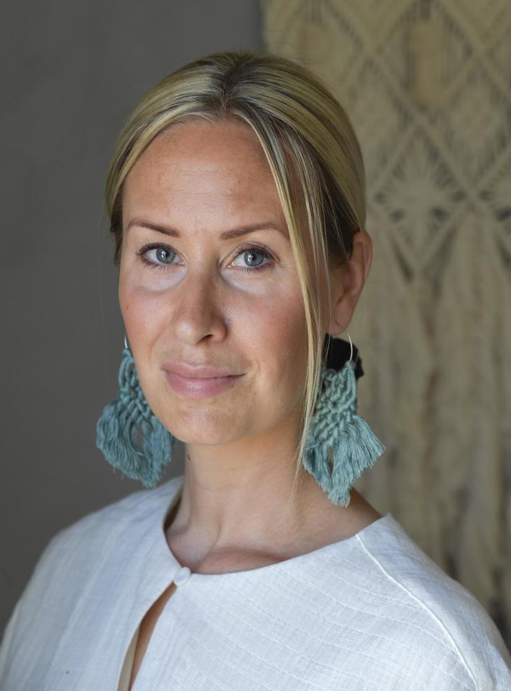Matilda Wilhelmsen har gått från total nybörjare till att driva företag inom sin makraméhobby på fyra år. Även örhängena har hon skapat i makramé.