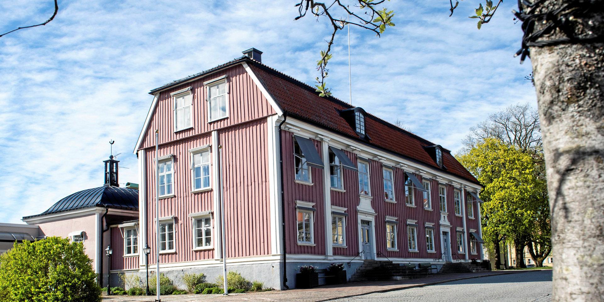 Många anställda i Alingsås kommun är sjuka eller sitter i karantän. Nu flaggar kommunen för ett ansträngt läge i flera verksamheter: ”Vår HR-avdelning arbetar nu intensivt med att tillgodose behovet av vikarier.”