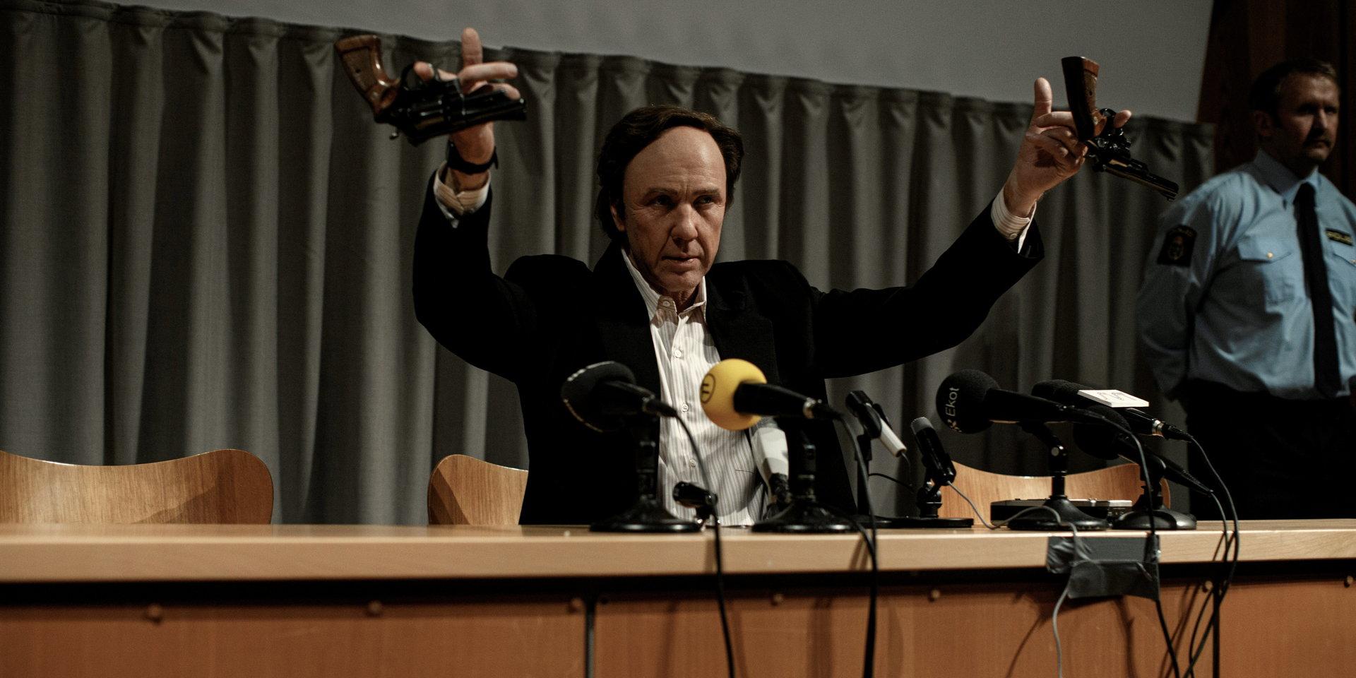 Mikael Persbrandt i rollen som Palmegruppens spaningsledare Hans Holmér. 