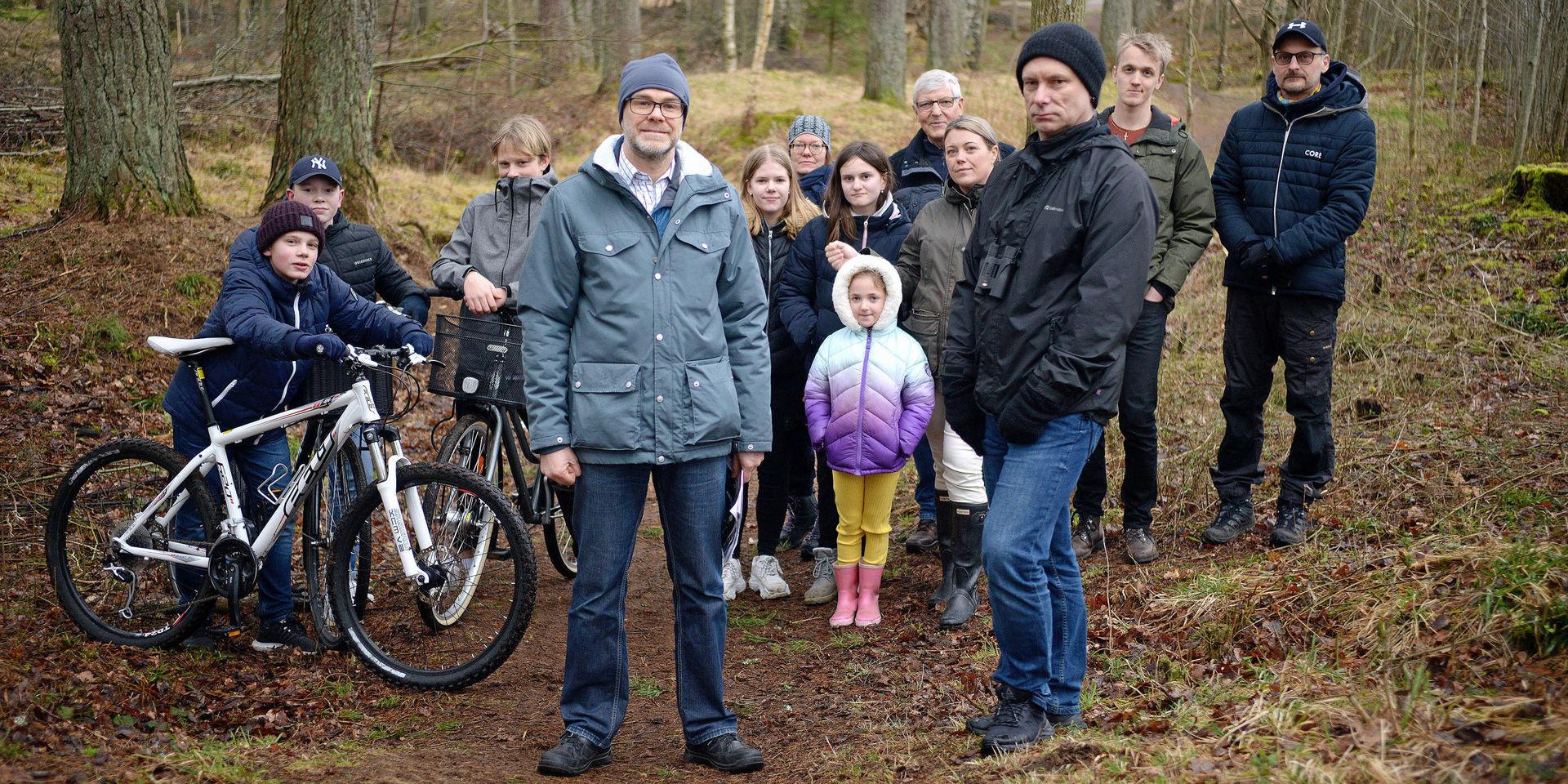 De boende på Ljunghedsvägen i Vårgårda älskar sin skogsdunge och är kritisk till kommunens planer på fler hus i området. 