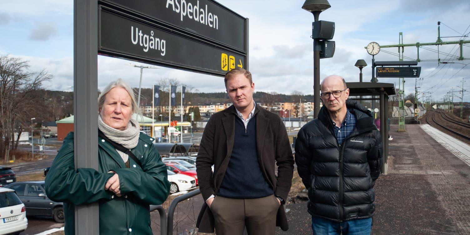 Toppolitikerna i kommunen tar strid för tågstationen fortlevnad. Omkring stationen är hundratals bostäder planerade. På bild syns Renée Bengtsson (S), Viktor Lundblad (M) och Arne Molander (M).