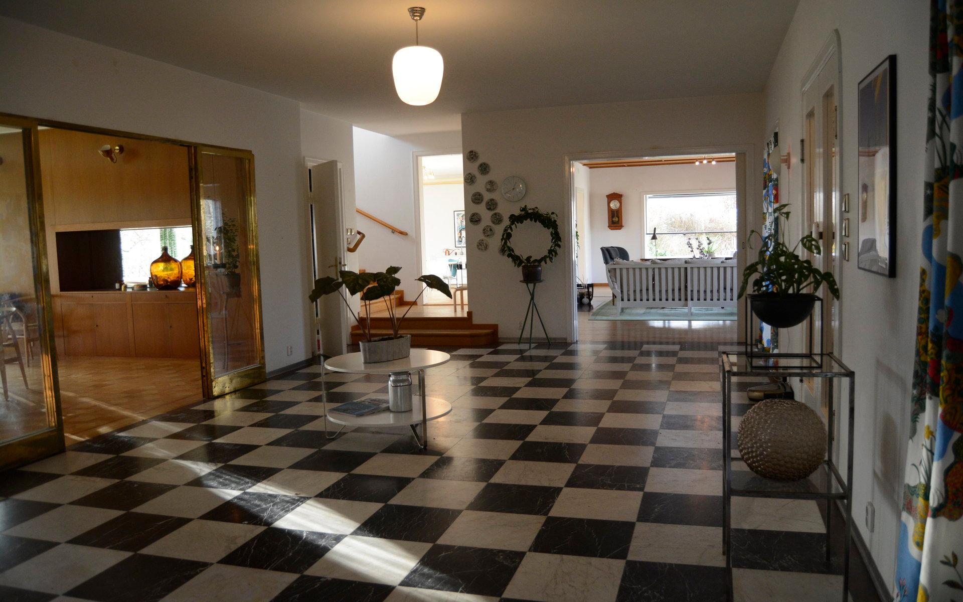 Den tjusiga hallen har golv i italiensk marmor med kalkstensband runt – ett golv som gjort för att dansa vals på.