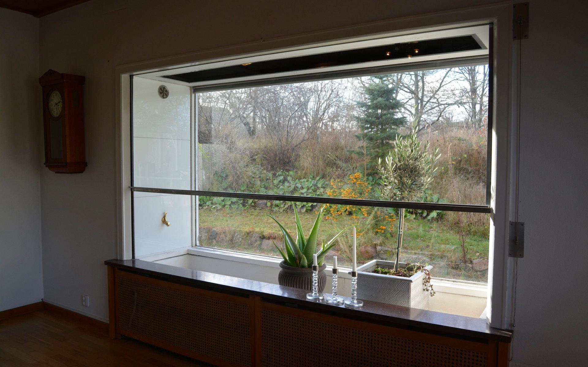 På ena kortsidan finns en inbyggd vinterträdgård, mellan det yttre och inre fönsterglaset.