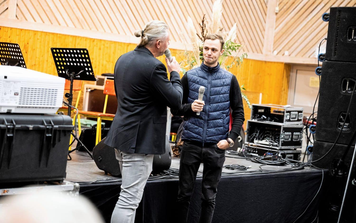 Lokala rallyföraren Isac Nordström, SM-vinnare i rallysprint, intervjuades vid scenen.