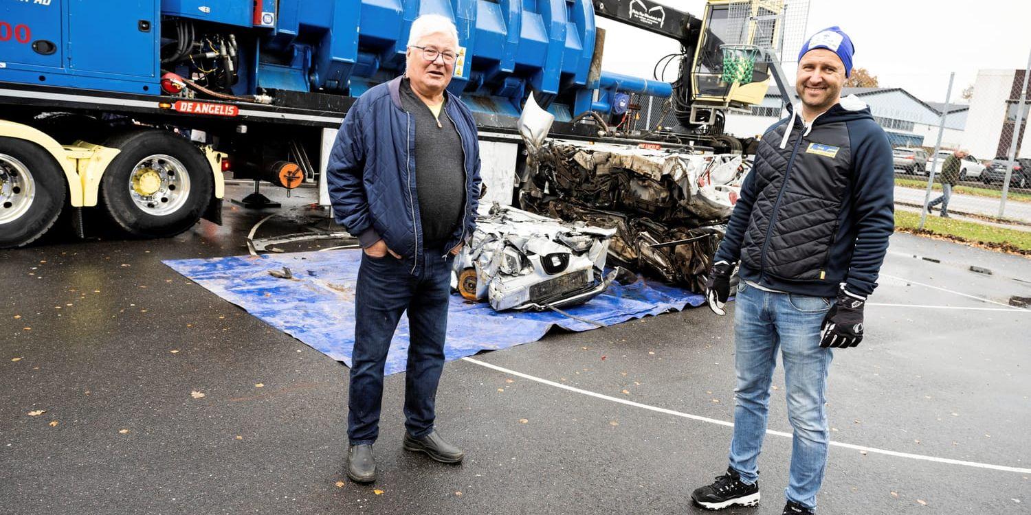 Bengt Abrahamsson och Christian Fåglum på Emtunga transport framför monstermaskinen de använde för att pressa ihop bilar till skrot.