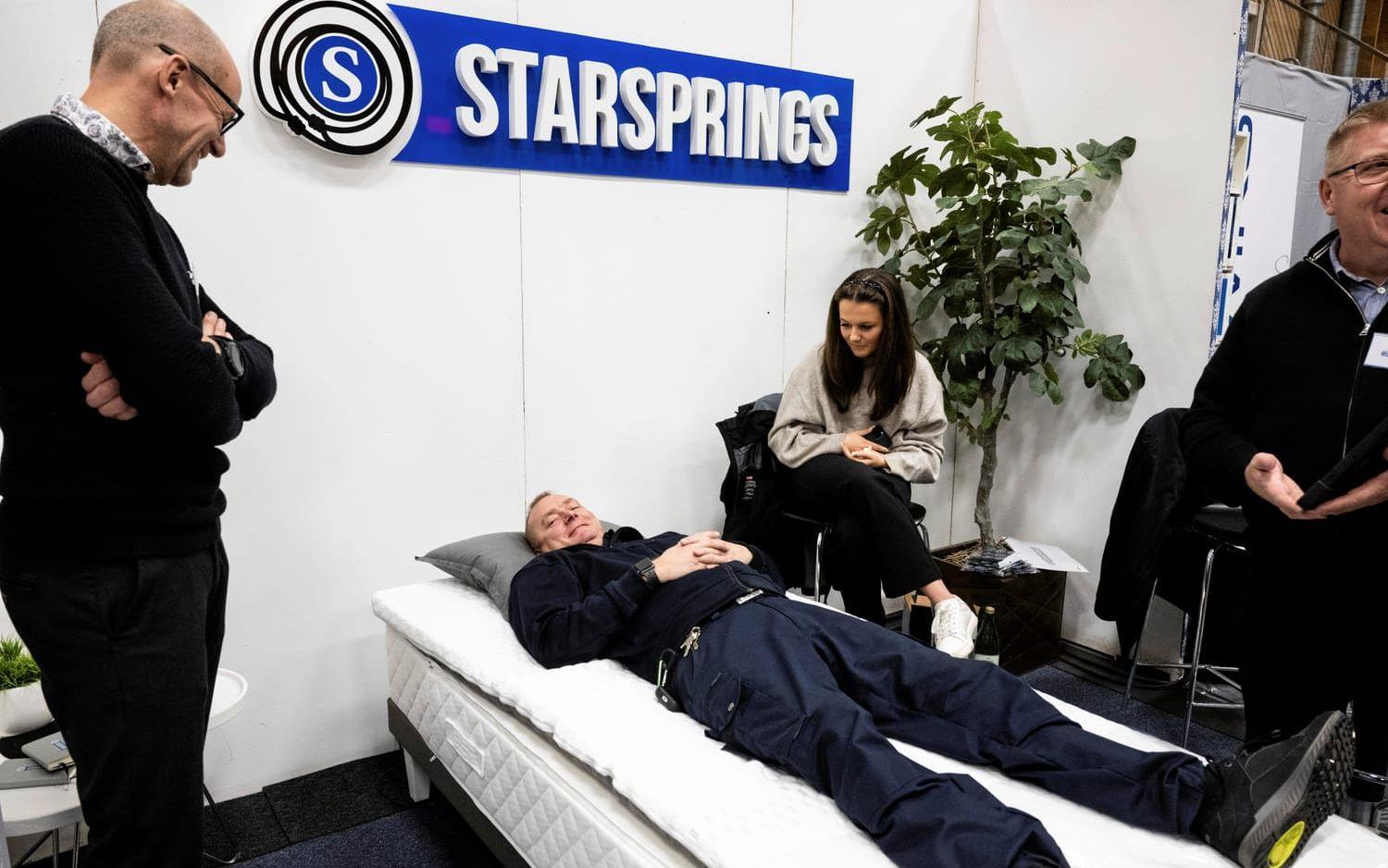 Tillförordnade räddningschefen Johan Fors passade på att provligga en av Herrljungaföretaget Starsprings sängar.