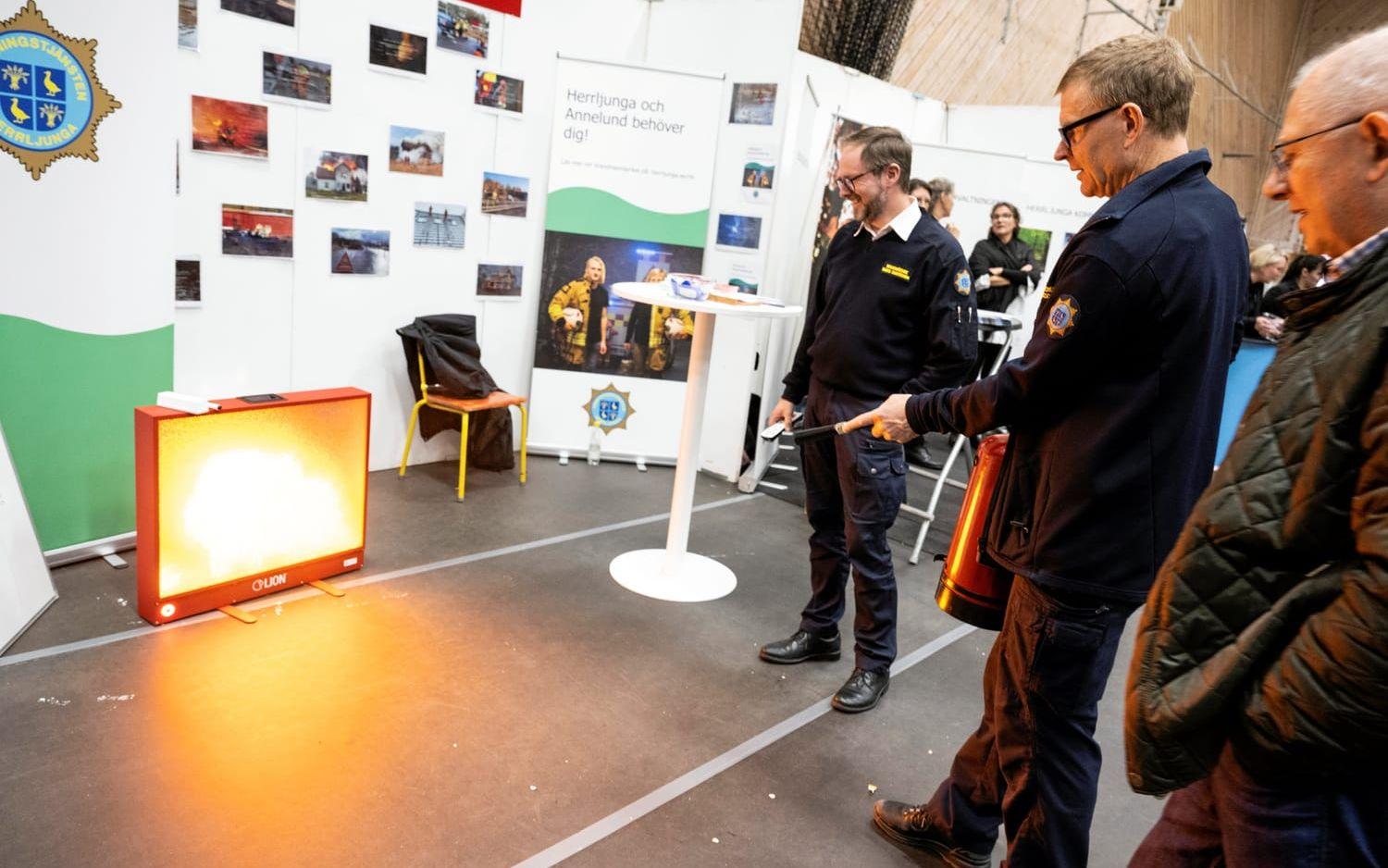 Experten Lars Arnoldsson demonstrerar hur man släcker eld.