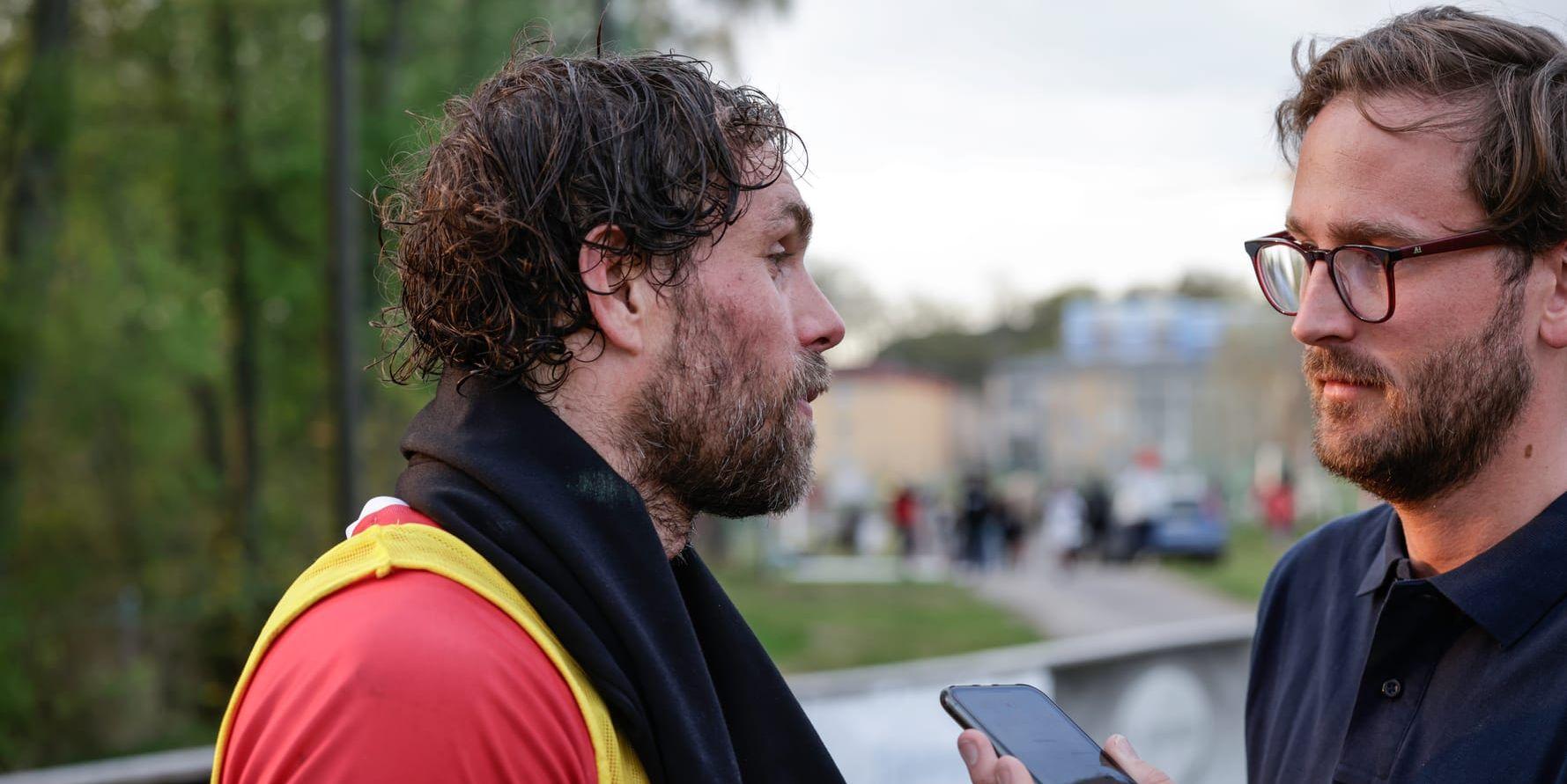 En besviken Johan Elmander pratade med AT:s utsände reporter efter match. 