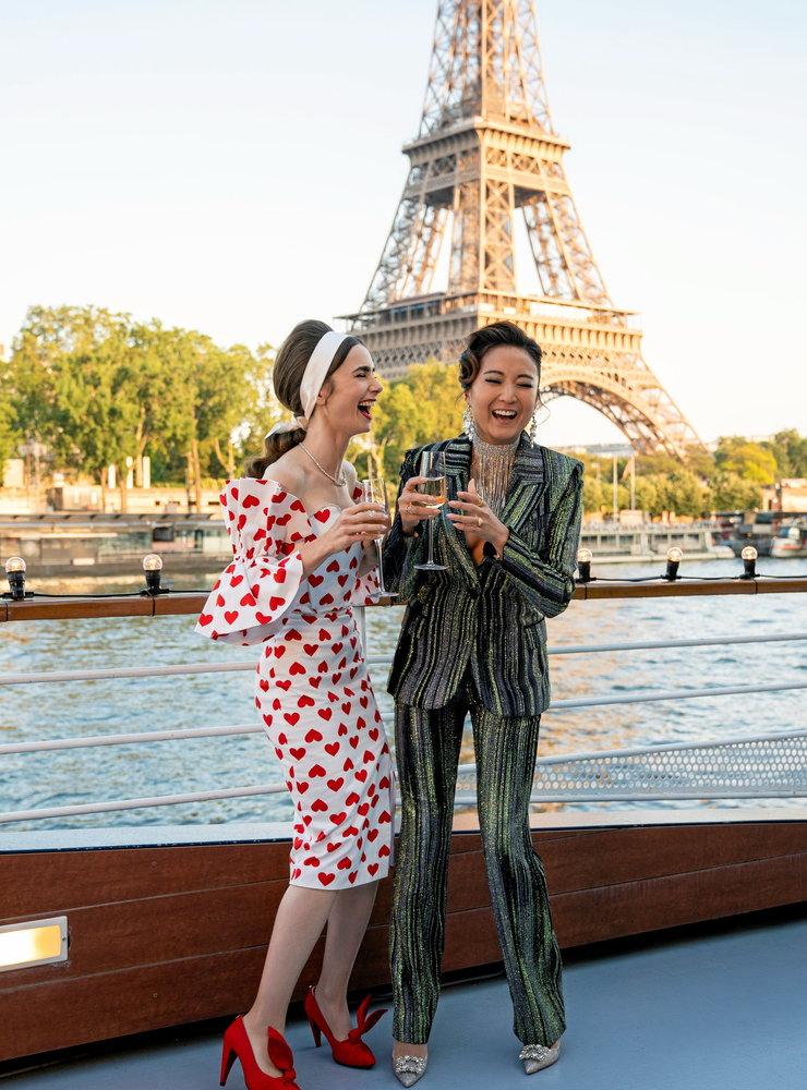 Serien lyfter ett Paris fullt av färgstarkt mode, komedi och romantik. Samtidigt leker regissören och manusförfattaren med de klassiska franska stereotyperna i kontrast mot Emilys amerikanska personlighet.