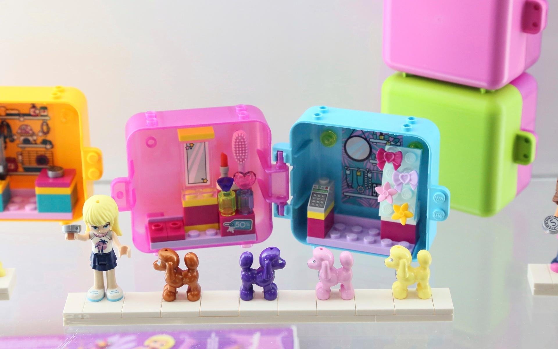 Lego kommer att göra sina leksaker mer könsneutrala, det meddelade företaget på internationella flickdagen.