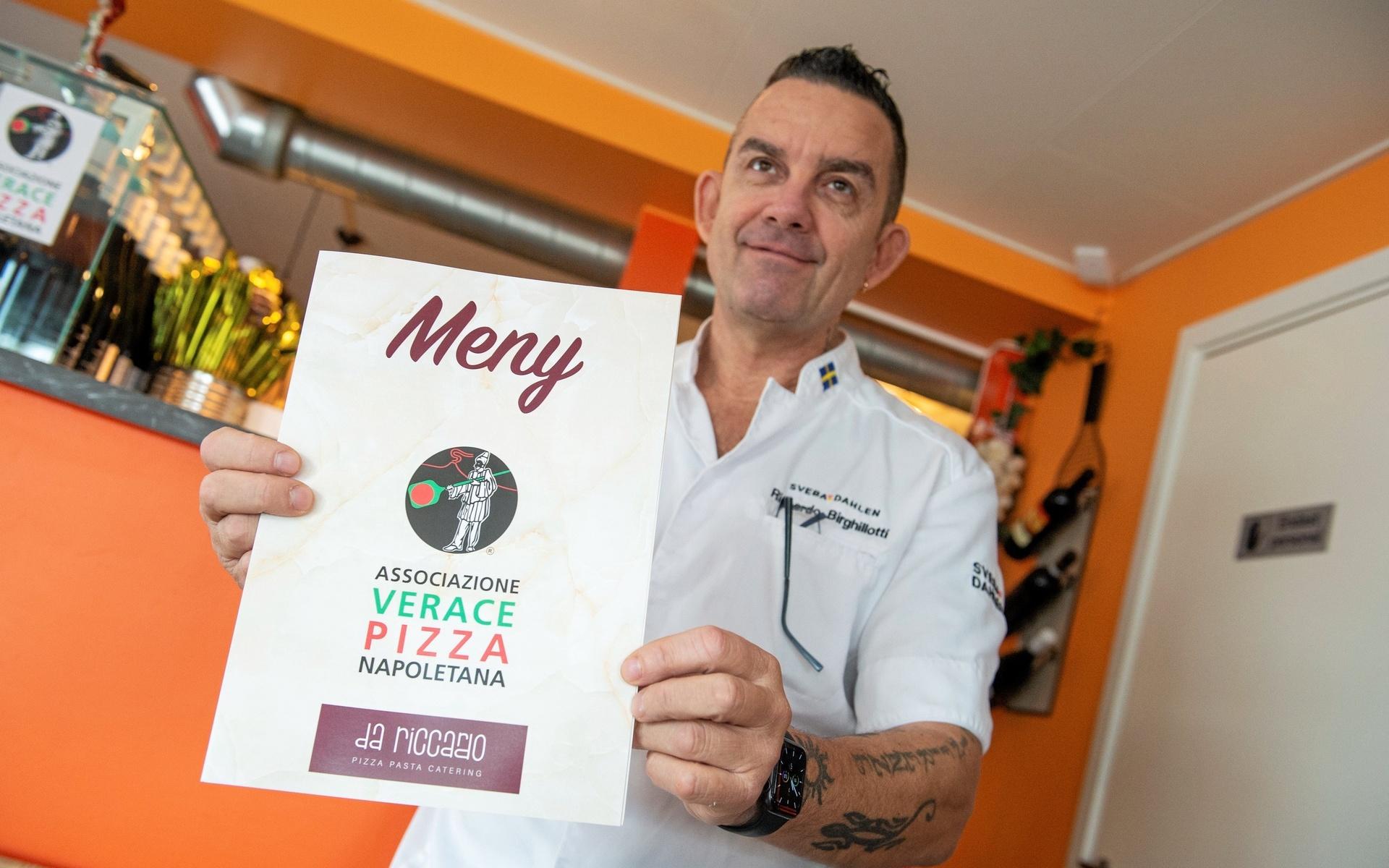 På nytryckta menyer syns nu AVPN:s logotyp som visar att Da Riccardo nu fått en certifiering för äkta napolitanska pizzor. 