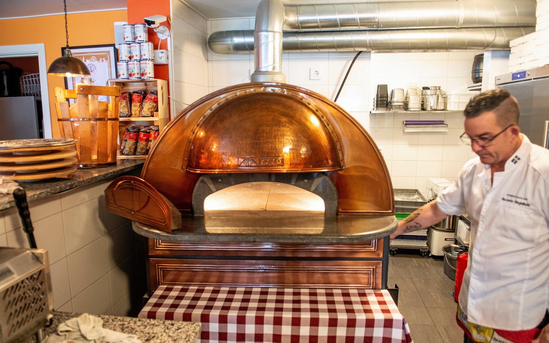 Här är ugnen som blir 500 grader varm och krävs för att kunna göra äkta napolitanska pizzor.