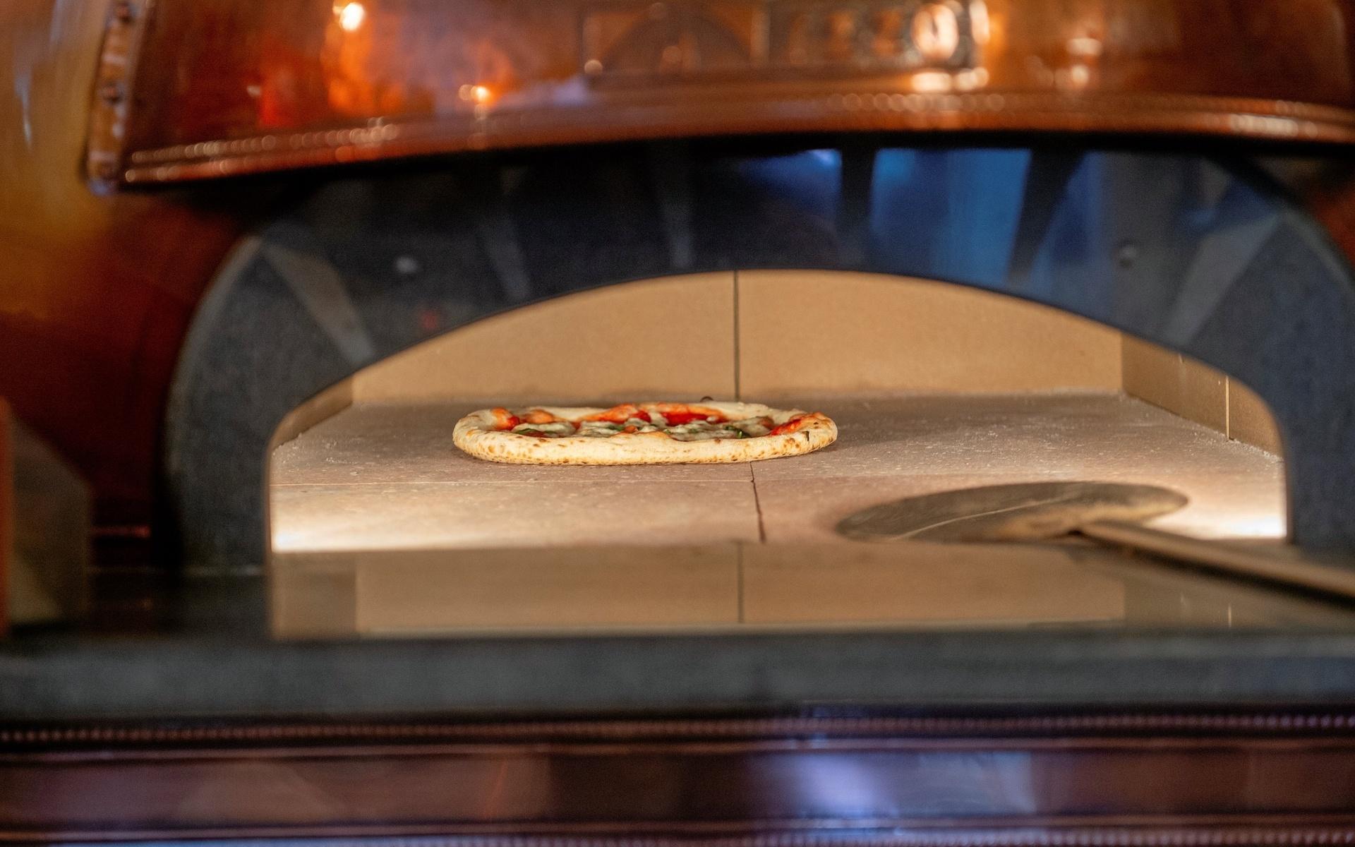 Pizzan tillagas i ungefär en minut i den varma ugnen. 