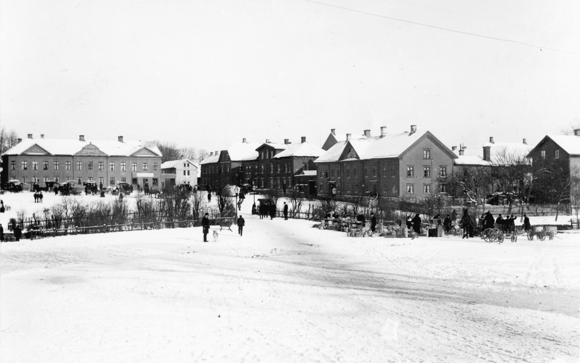 Stora torget fotograferat från Lilla torget. På bilden syns människor och djur i rörelse samt viss handelsverksamhet. Fotografering - 1900.