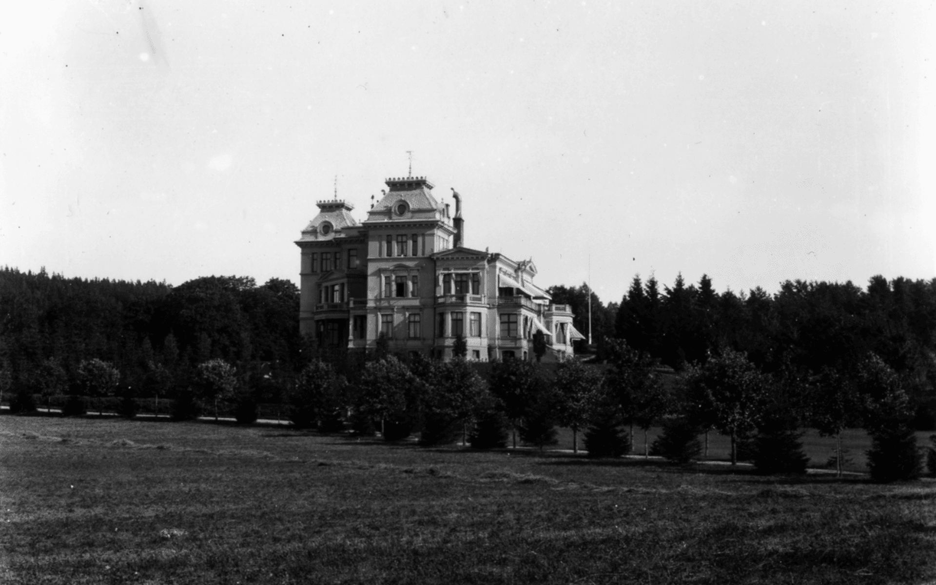 Vikaryd slott, beläget nära sjön Mjörn och väster om det gamla Vikaryd. Ägdes och beboddes av familjen Dickson. Uppfört 1885-1886 och revs 1946. Fotografering - 1900 — 1910.