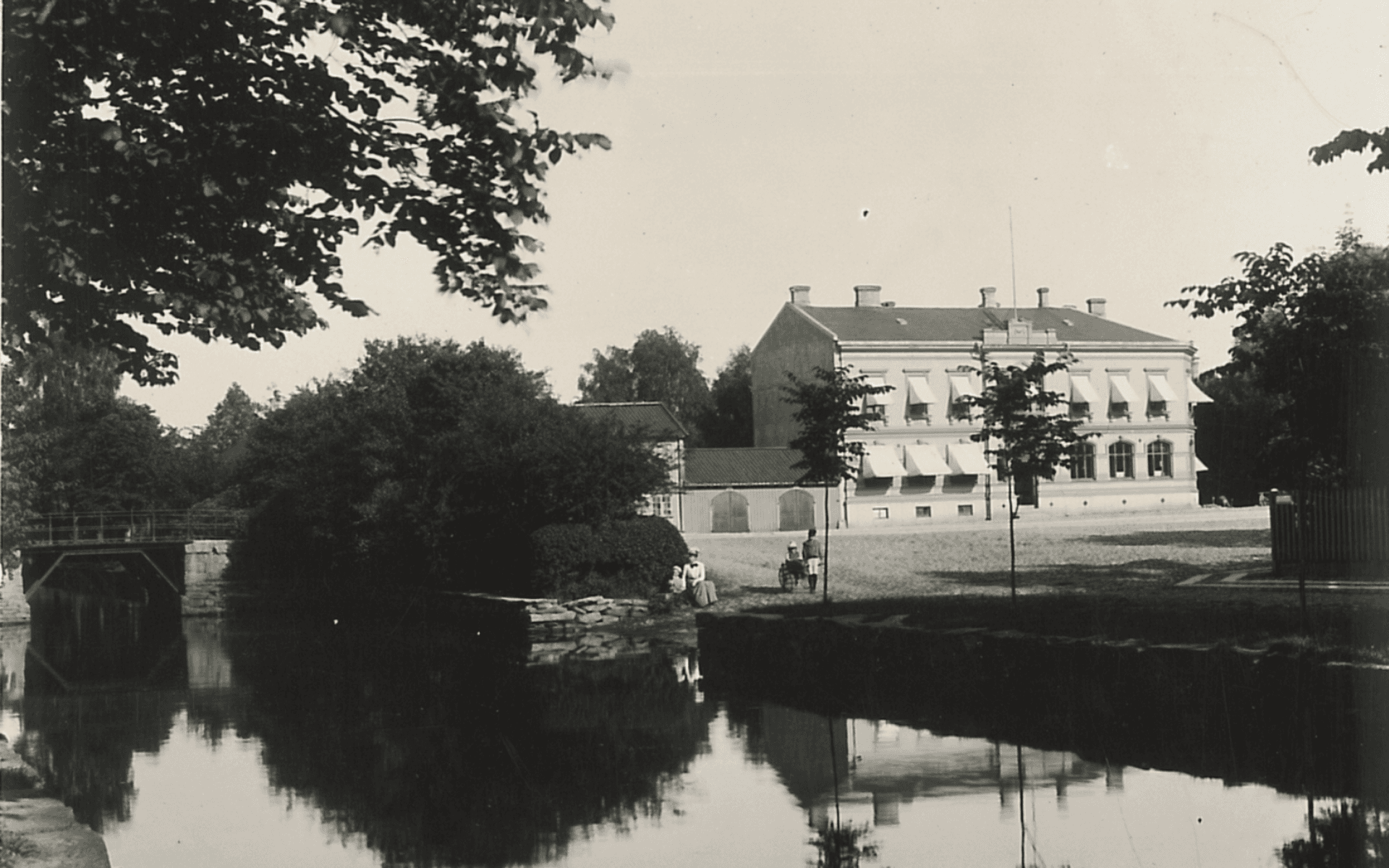 Lilla Torget, kv. Tygvävaren, med Sparbankens fastighet. Fotografering - 1900.