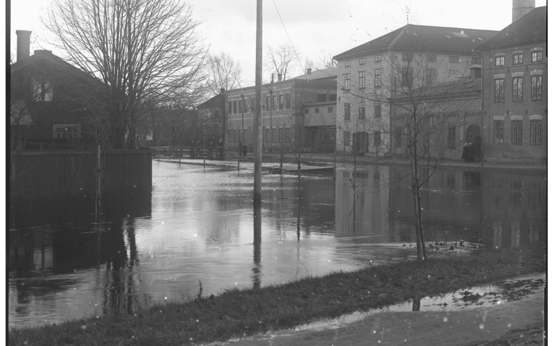 Översvämning vid Alingsås Bomullsväveris fabriksbyggnad. Fotografering - 15 november 1923.