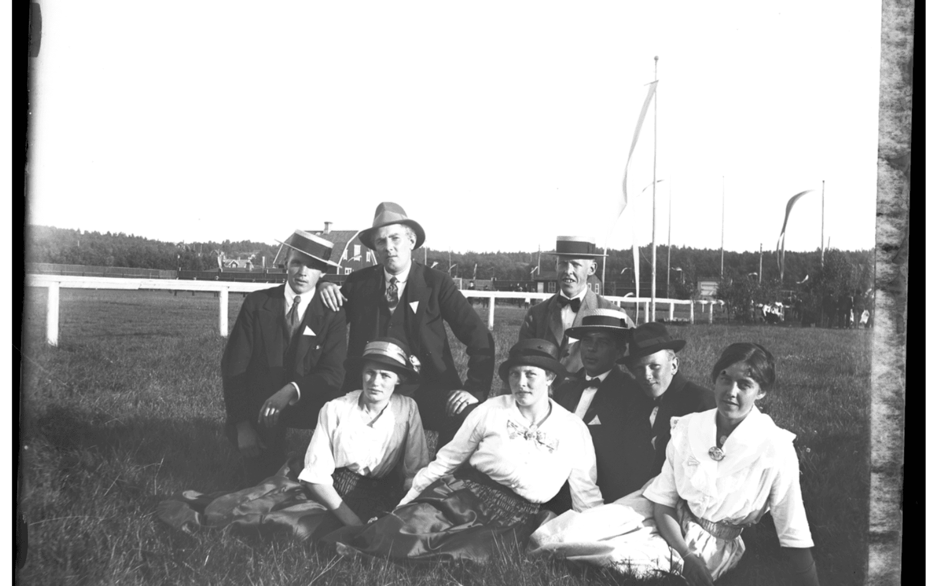 Gruppbild på fem män och tre kvinnor vid idrottsplatsen. I fotografens beskrivning står det &quot;Hallgren mfl&quot;. Fotografering - 1917.