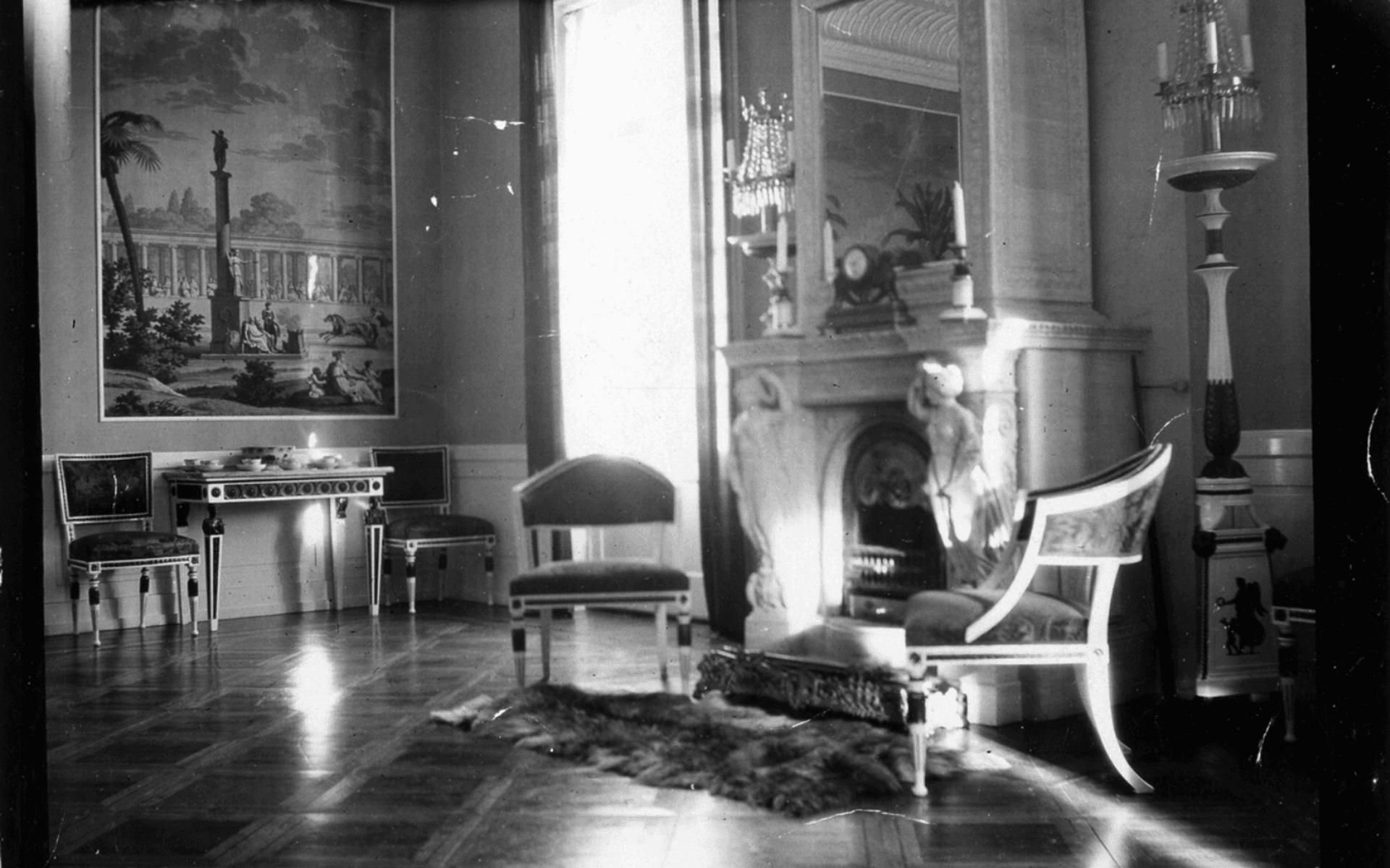 Interiör från stora salongen på Nolhaga slott, ca 1900. Salongen har franska tapeter tryckta 1824 hos Dufour &amp; Leroy i Paris. Fotografering - 1896-1904. 