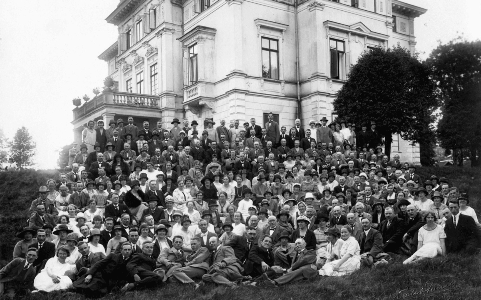 Okänd grupp fotograferade framför Nolhaga slott, 1930-talet. Fotografering - 1930-1939. 