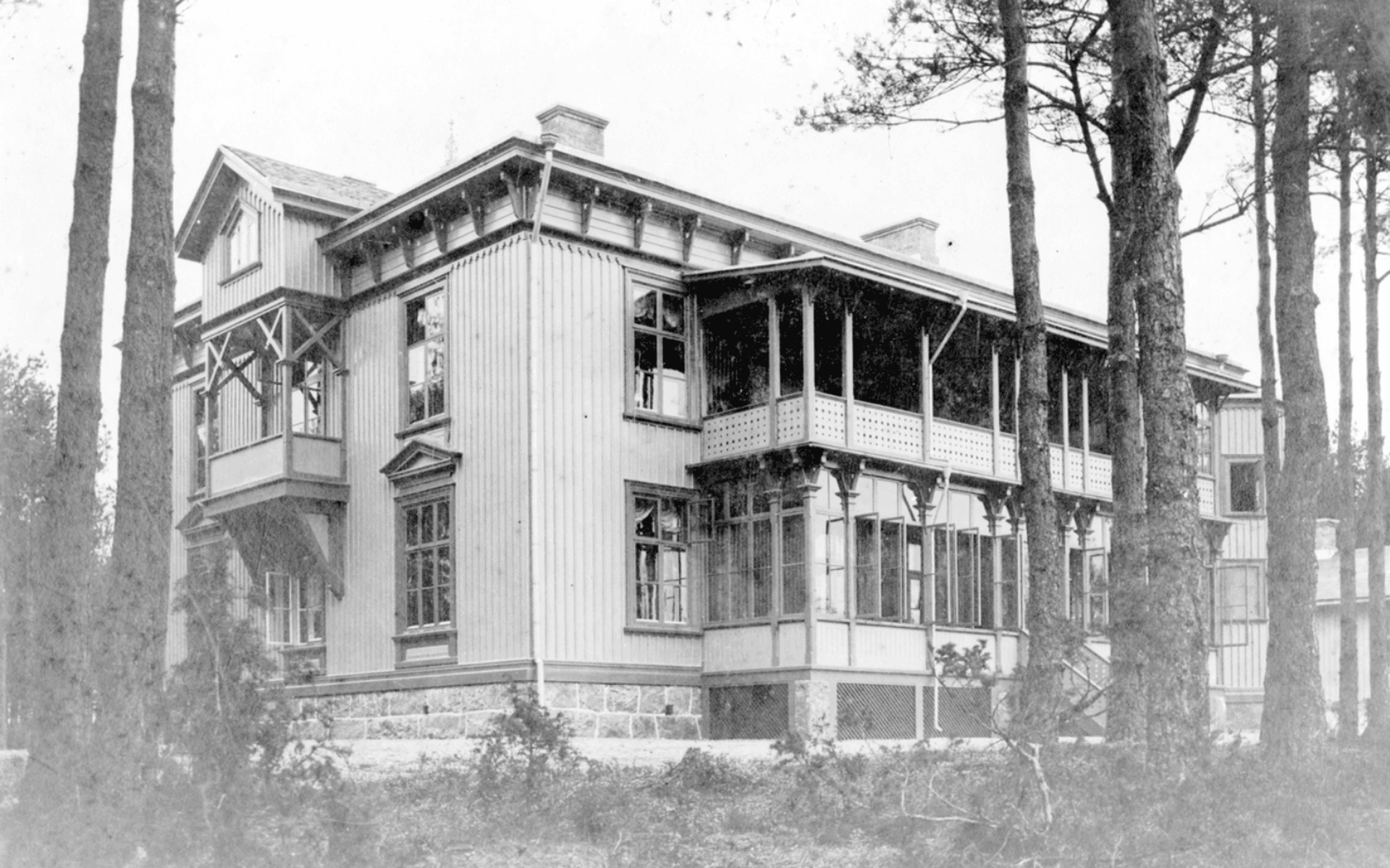 Bild tagen på lungsotssanatorium Haralds Minne. Två balkonger sträcker sig över övre samt nedre vångingsplan. Fotografering - 1903.