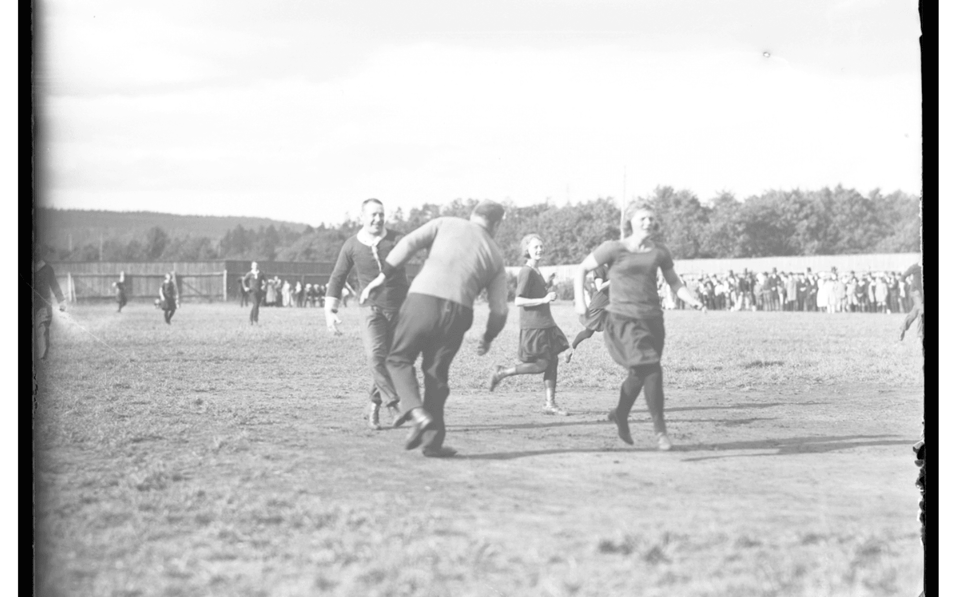 Fotbollsmatch i samband med Alingsås Idrottsförenings (AIFs) fest. Fotografering - 12 augusti 1923.