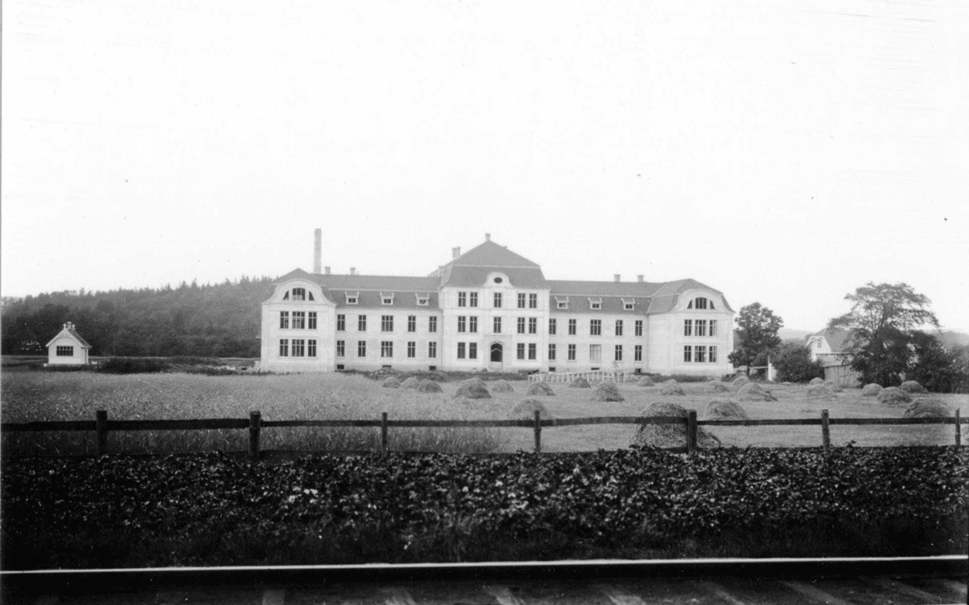 Bilden är tagen från nuvarande Konduktörsgatan mot norr och visar Alingsås lasarett. Bilden är tagen 1910.